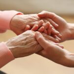 Burnout del caregiver: quando aiutare gli altri significa dimenticare sé stessi